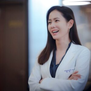 Son Ye Jin se transforma en una sofisticada dermatóloga en su próximo dorama